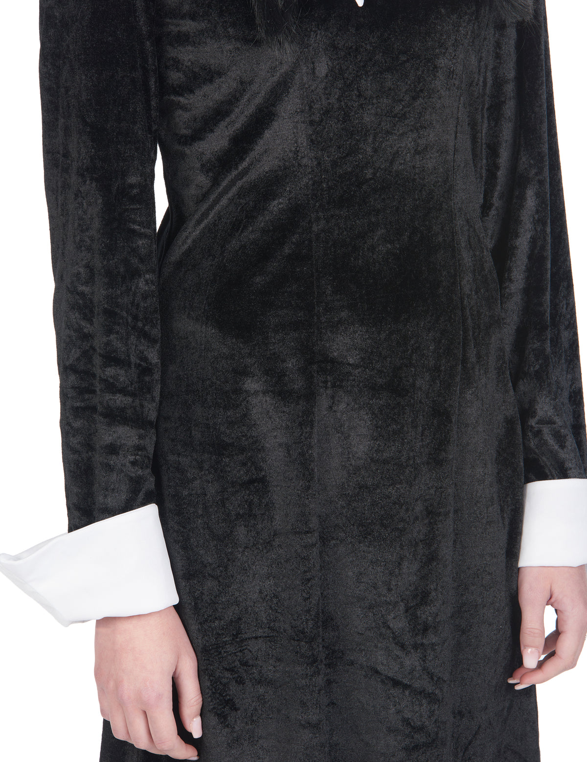 Détail du tissu en velours et des poignets blancs du déguisement écolière gothique pour femme