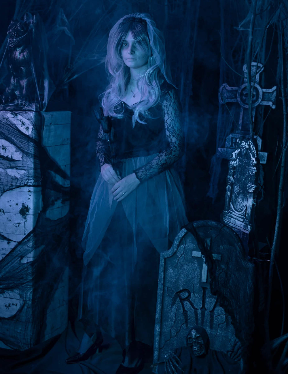 Smještanje u halloween dekoru kostima mladenke duha u crnom