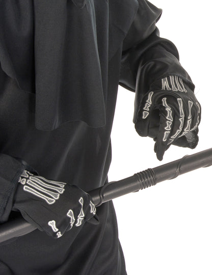 Gros plan sur les gants squelette du déguisement faucheur sinistre