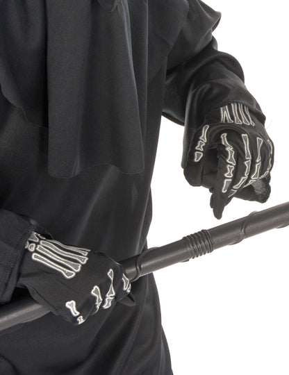 Gros plan sur les gants squelette du déguisement faucheur sinistre