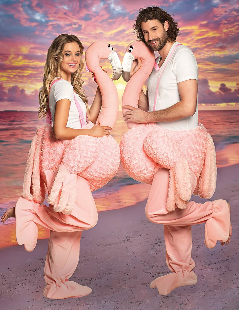 Pogled sprijeda u paru kostima s flamingom na leđima