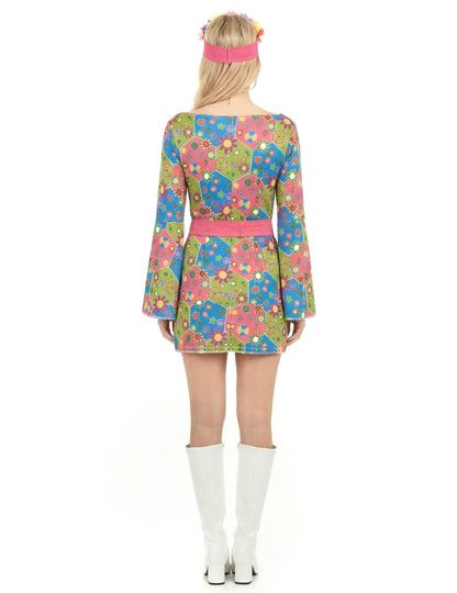 Ženski hipi prerušen s cvijećem