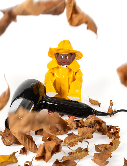 Kostim žute kabanice sa šeširom za nestašnu lutku vilenjaka