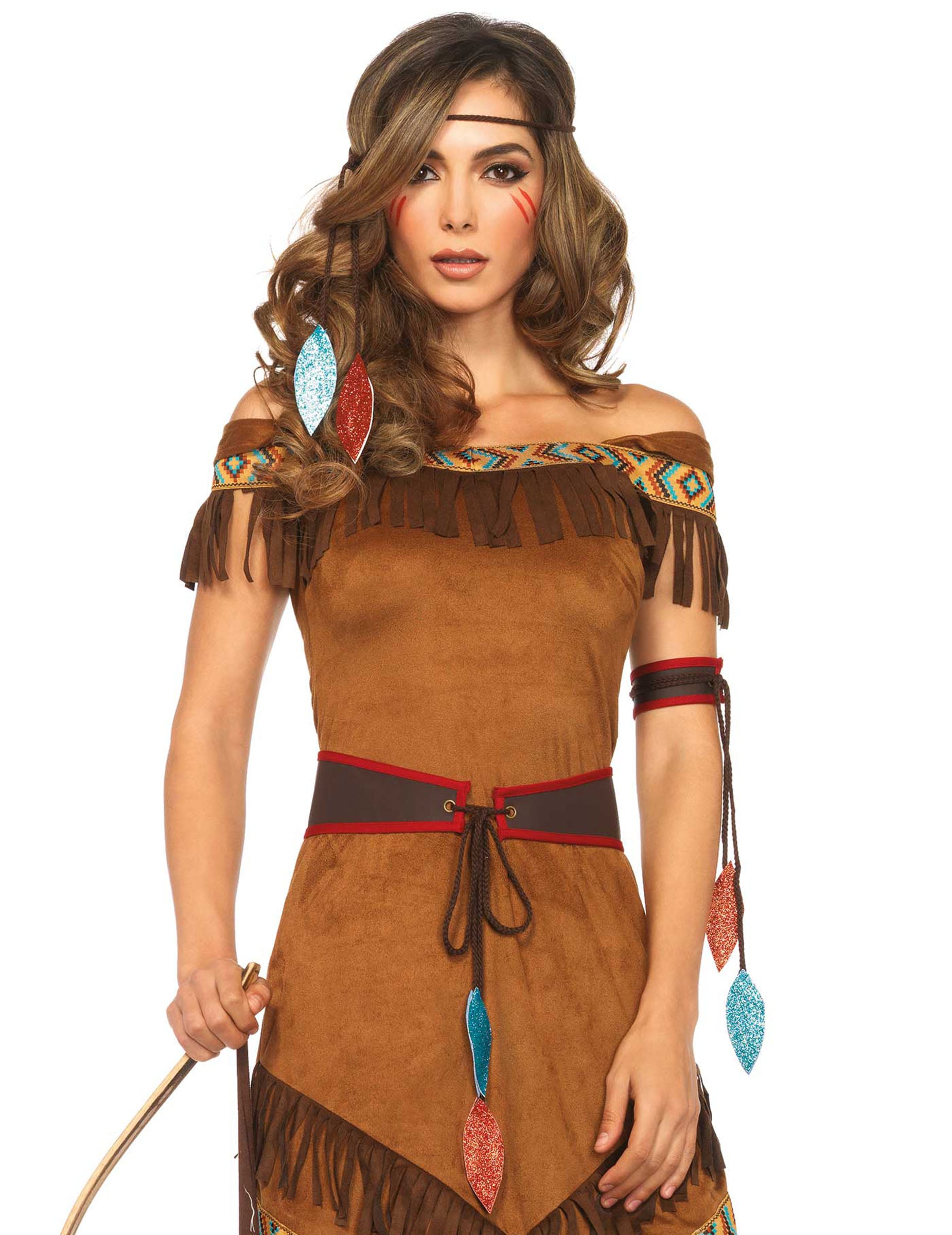 Gros plan sur le buste et les accessoires du déguisement d'indienne