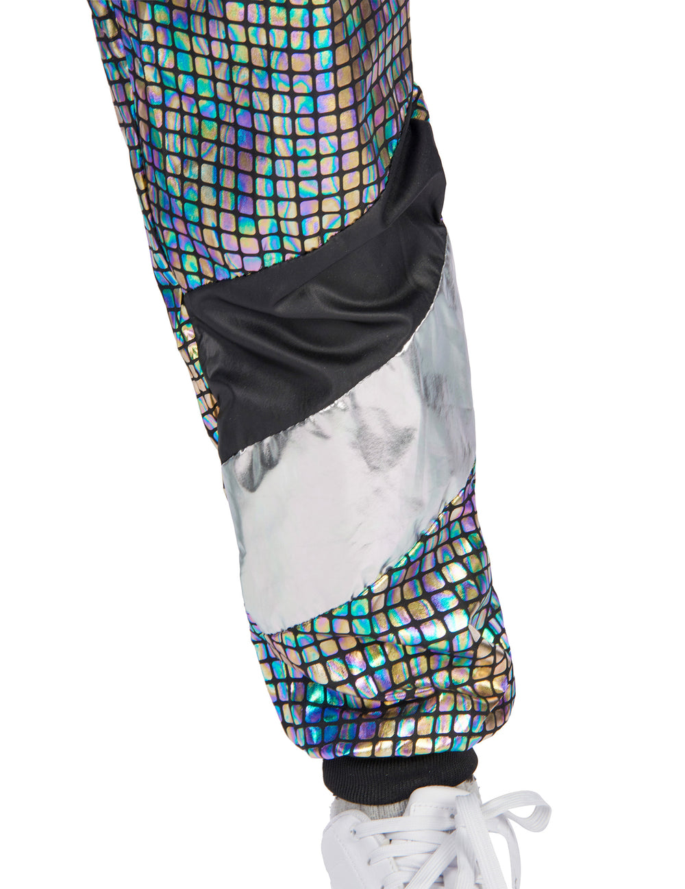 Gros plan sur le bas du pantalon du déguisement jogging disco années 80 adolescent