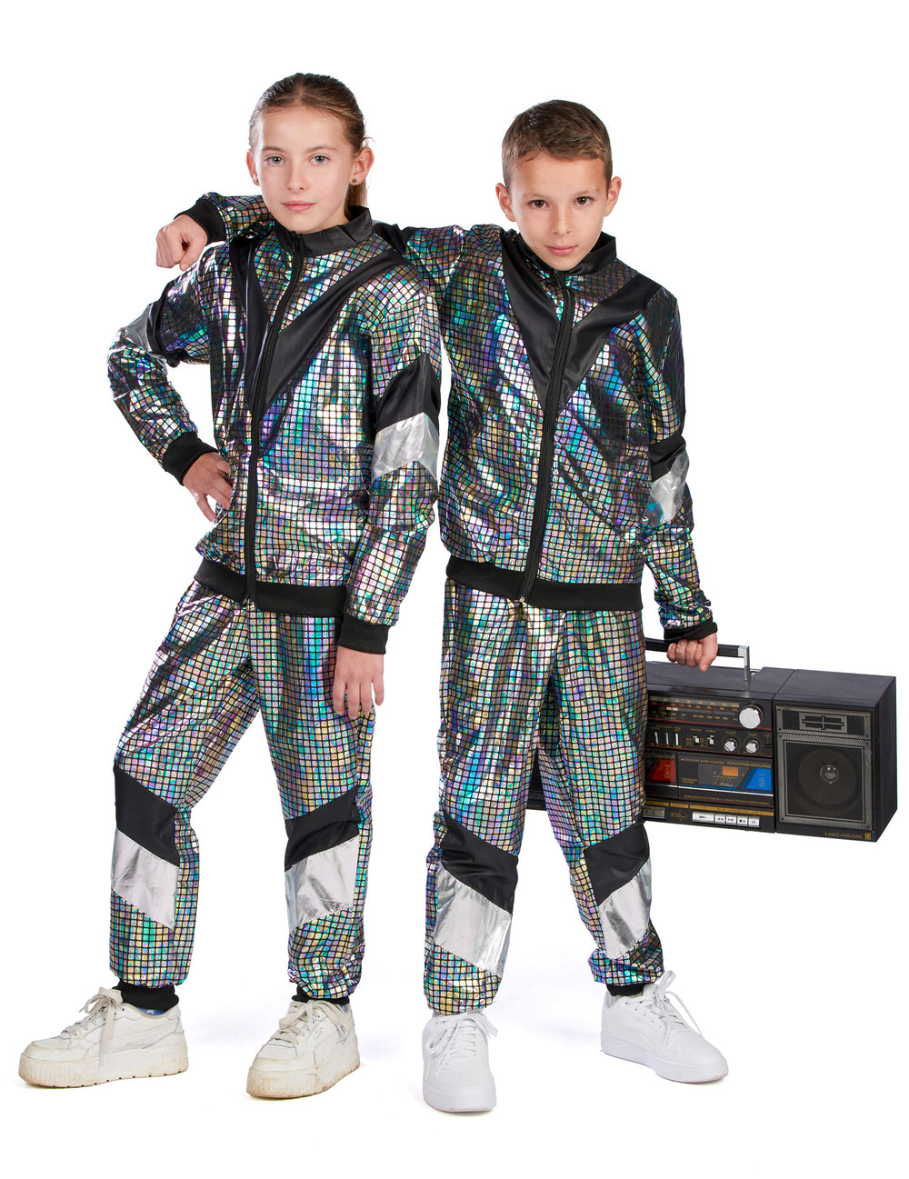 Mise en situation en duo avec poste radio du déguisement jogging disco années 80 adolescent