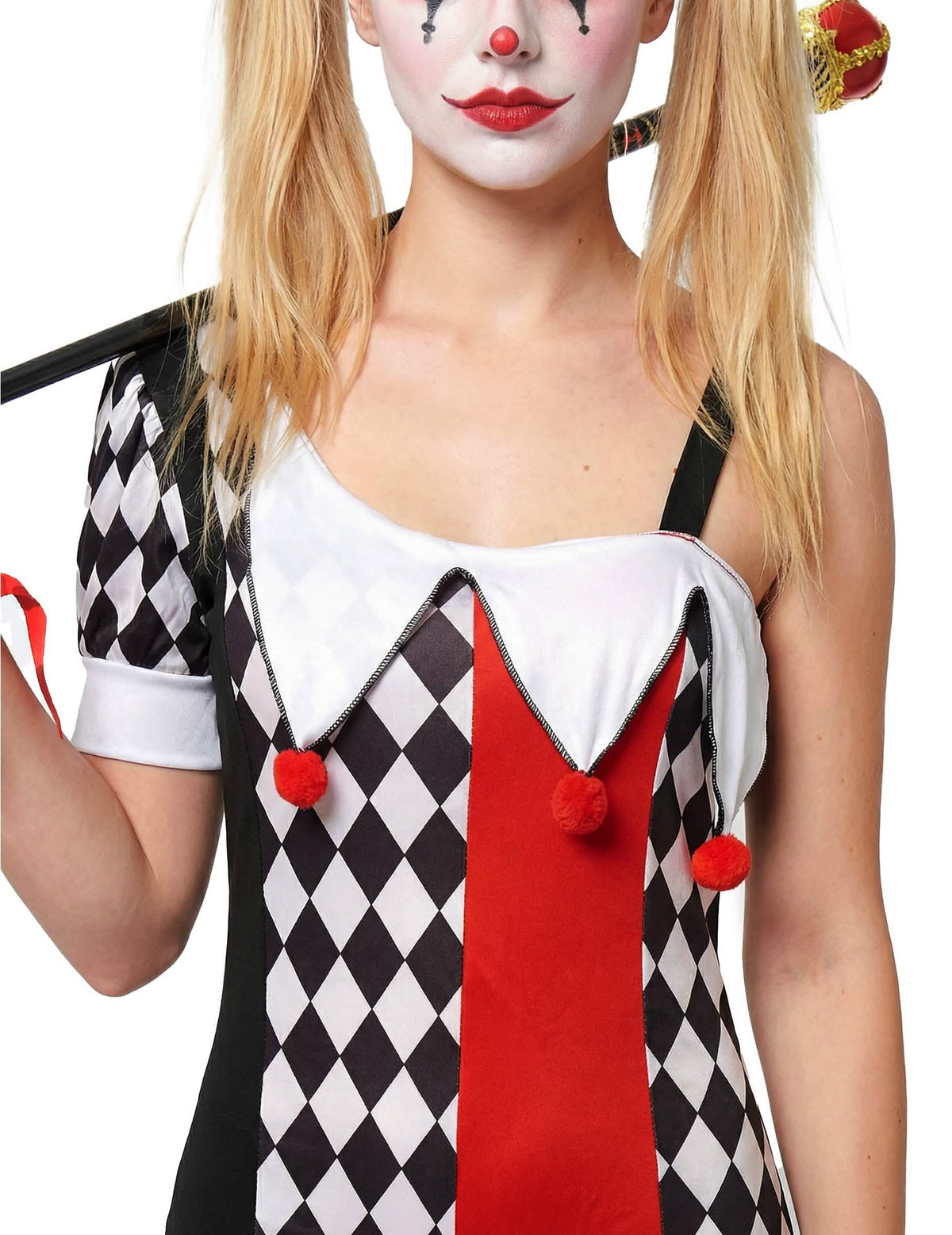 Krupni plan na torzo i ovratnik ženske Joker maskirne haljine