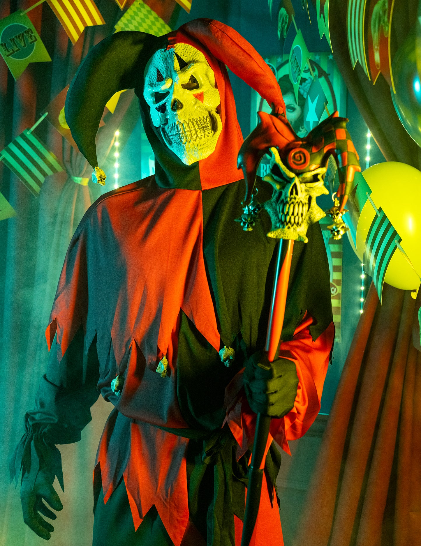 Mise en scène avec sceptre et décor du déguisement Joker Fou pour adulte