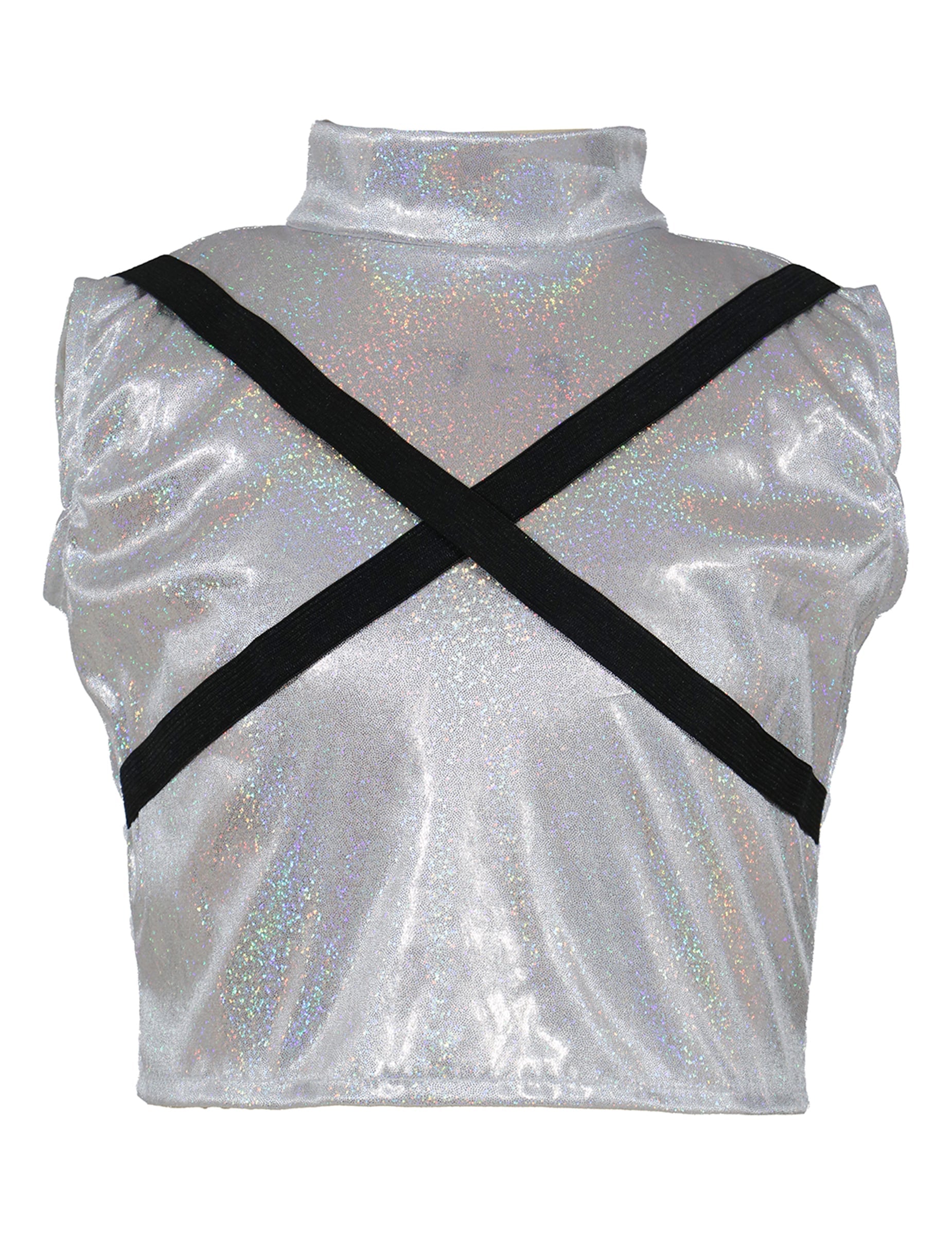 Détail du haut argenté avec sangles noires croisées du déguisement Kpop star iridescent