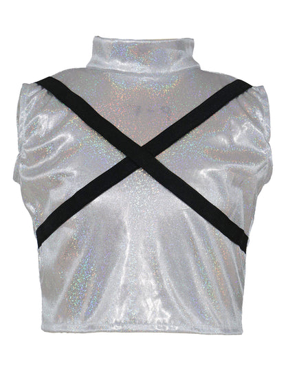 Détail du haut argenté avec sangles noires croisées du déguisement Kpop star iridescent