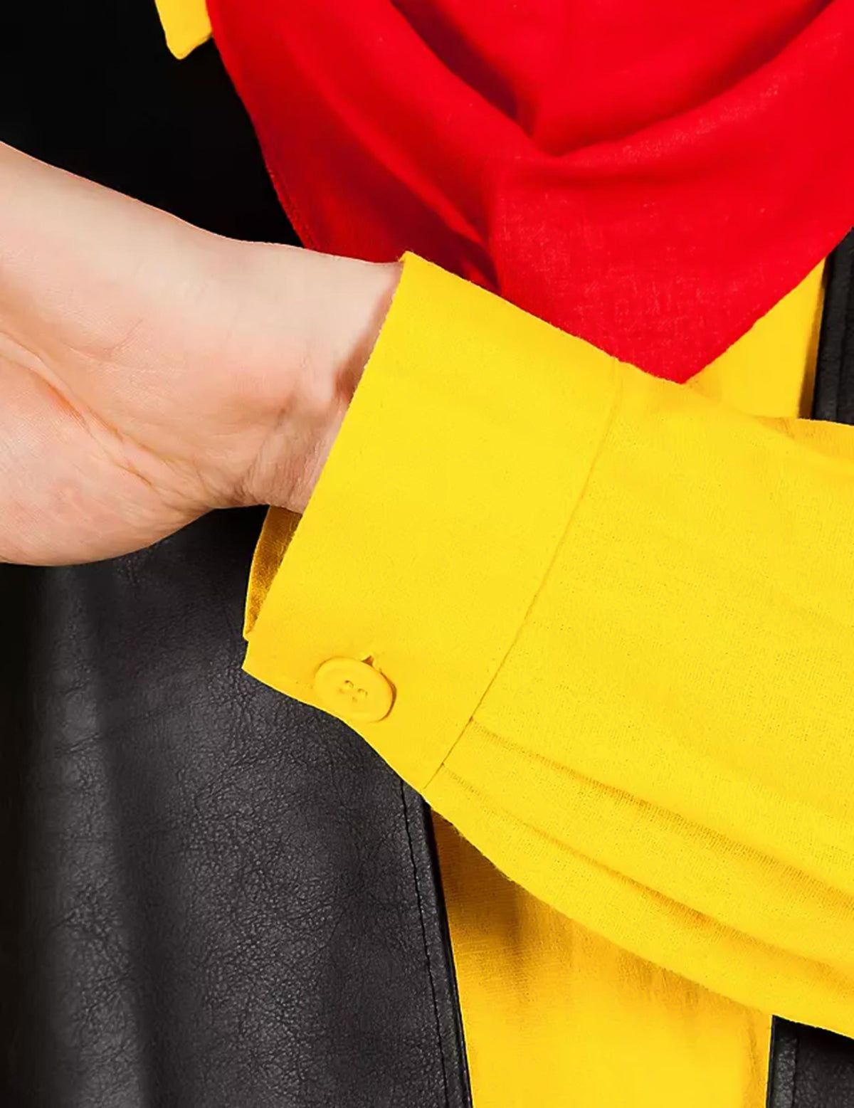 Détail du poignet et du bouton de la chemise du déguisement Lucky Luke™ pour homme