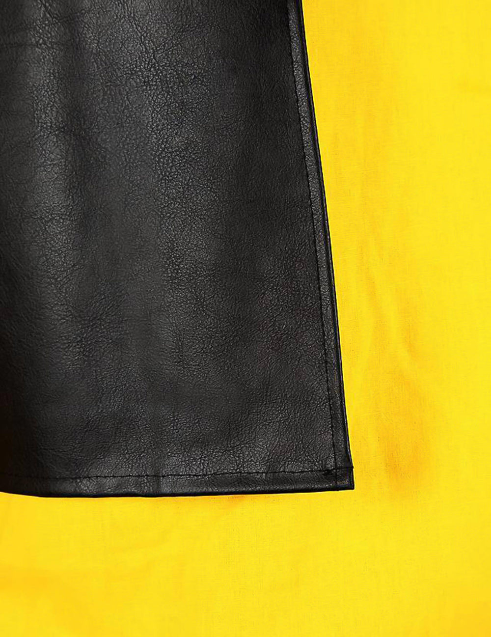 Détail de la matière aspect cuir du gilet du déguisement Lucky Luke™ pour homme