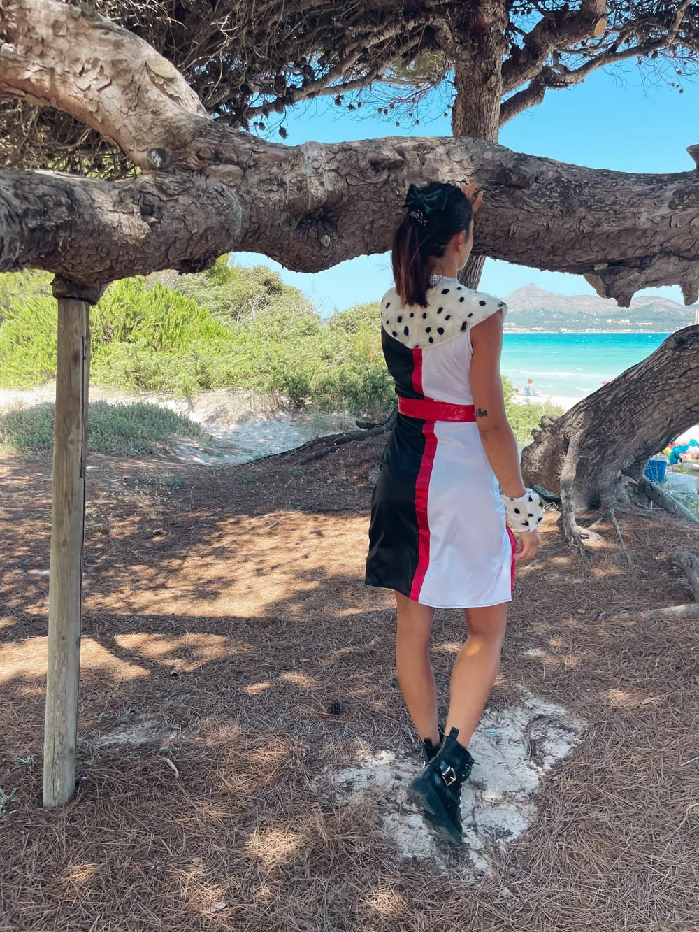 Kostim seksi paklene dive za ženu crno i bijelo s dalmatinskim ovratnikom