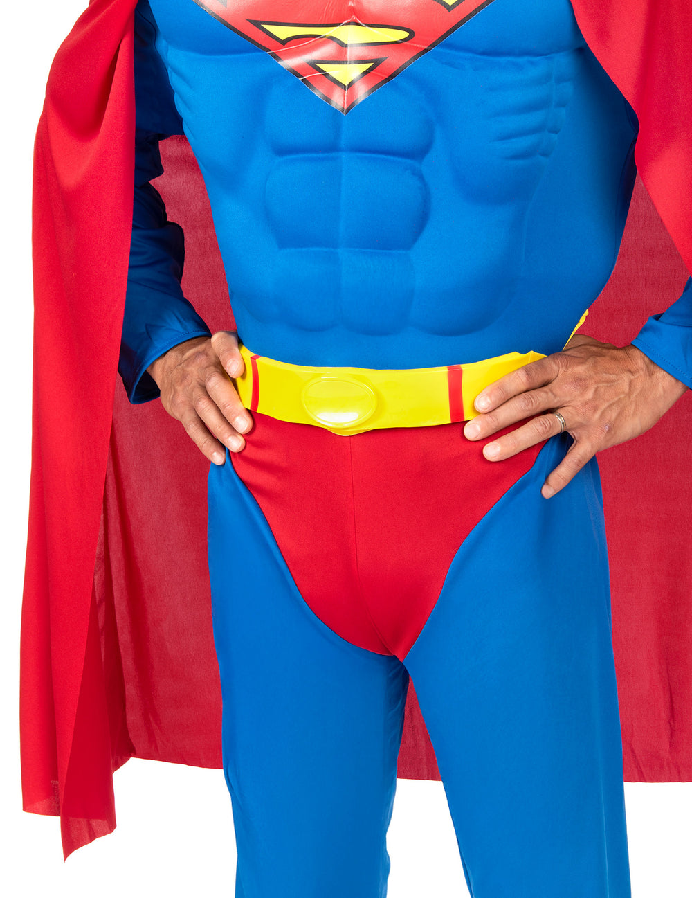 Détail du torse musclé et de la ceinture du déguisement luxe Superman™ pour homme