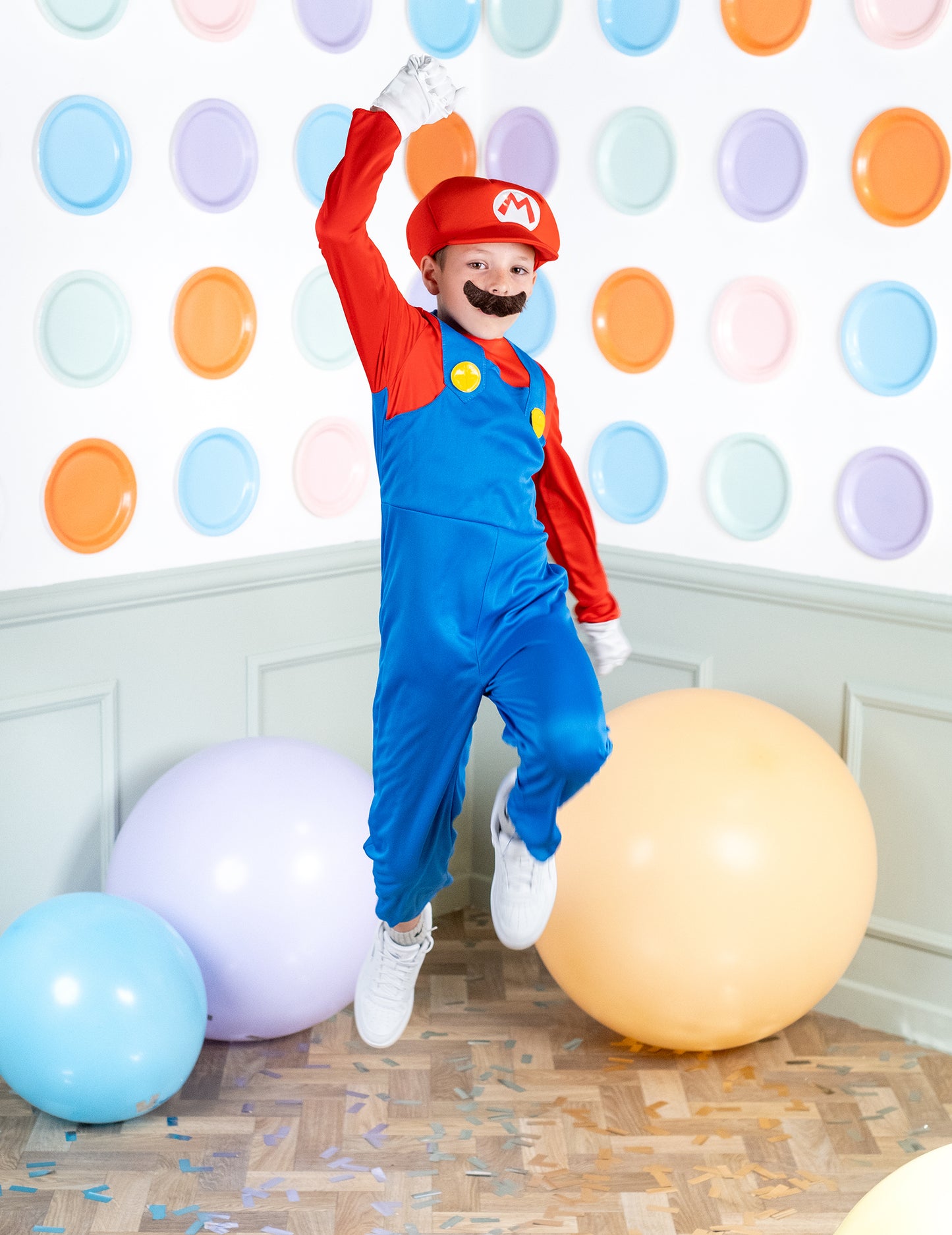 Dijete skače u dječjem kostimu Mario