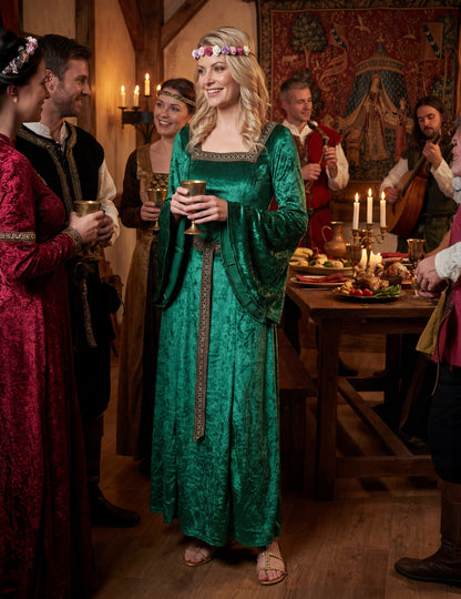 Mise en situation lors d'un banquet du déguisement médiéval pour femme