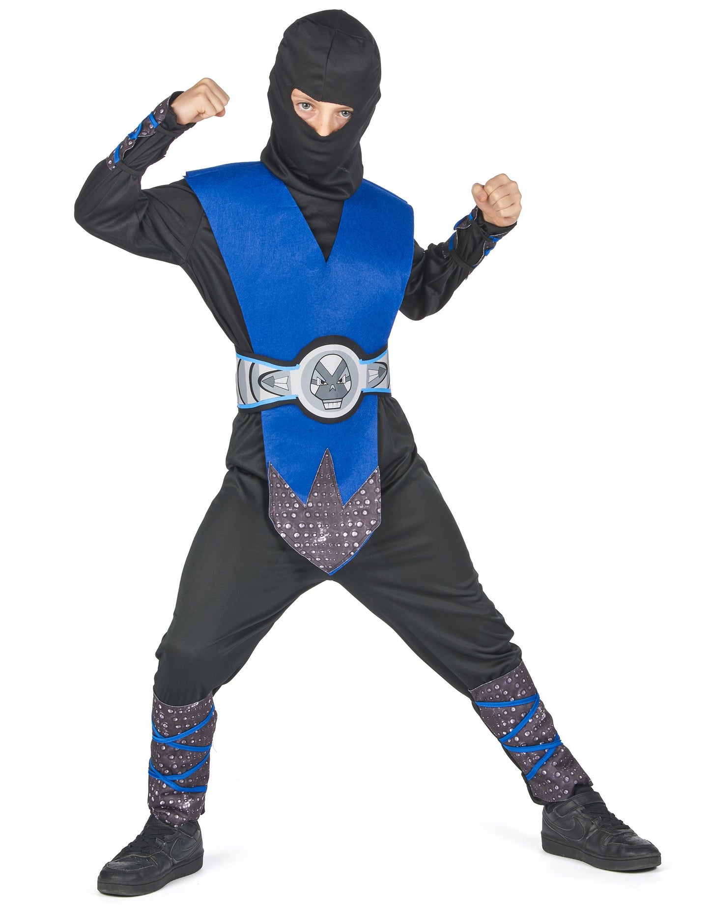 Pogled sprijeda u borbenoj pozi nindža kostima