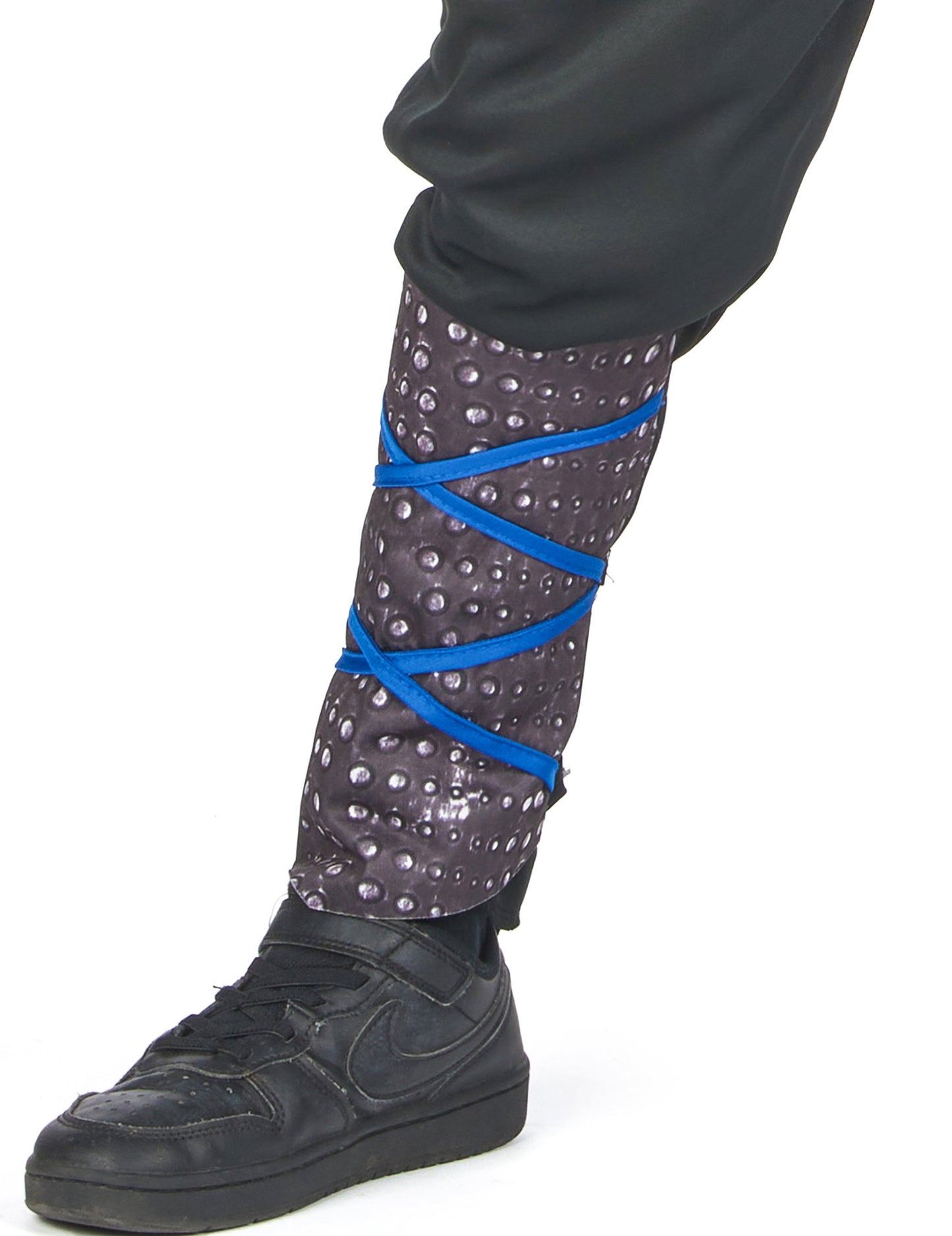 Detalj štitnika za noge s plavim trakama nindža kostima