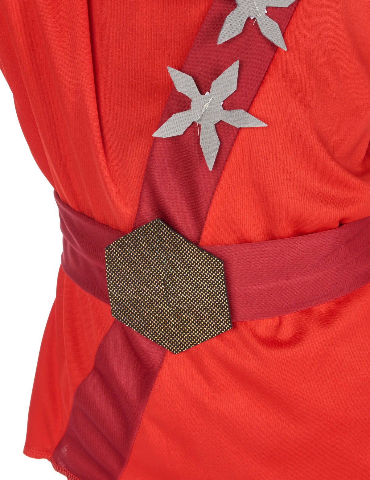 Détail de la boucle de ceinture et des étoiles de jet du déguisement ninja