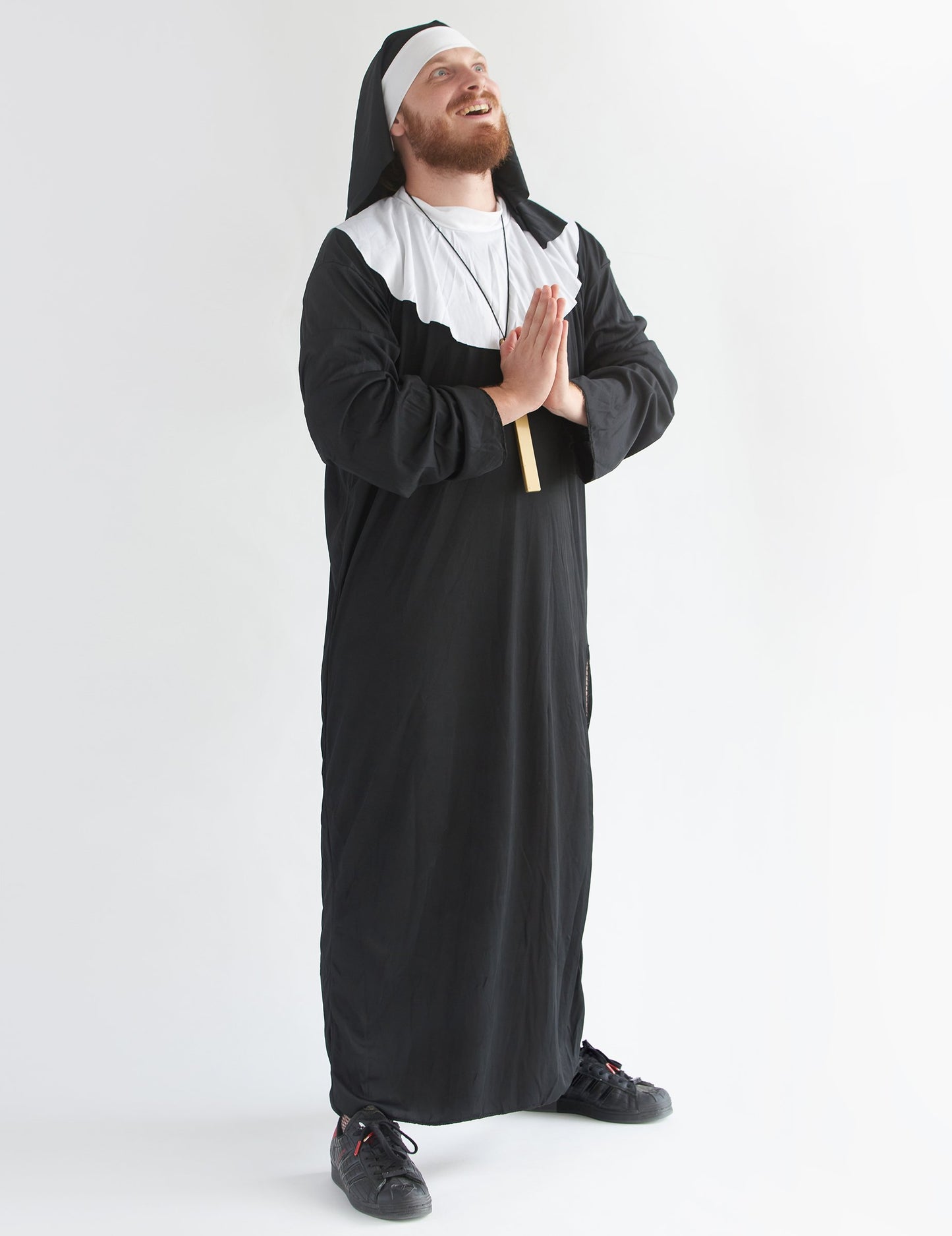 Položaj molitve s spojenim rukama smiješnog kostima časne sestre