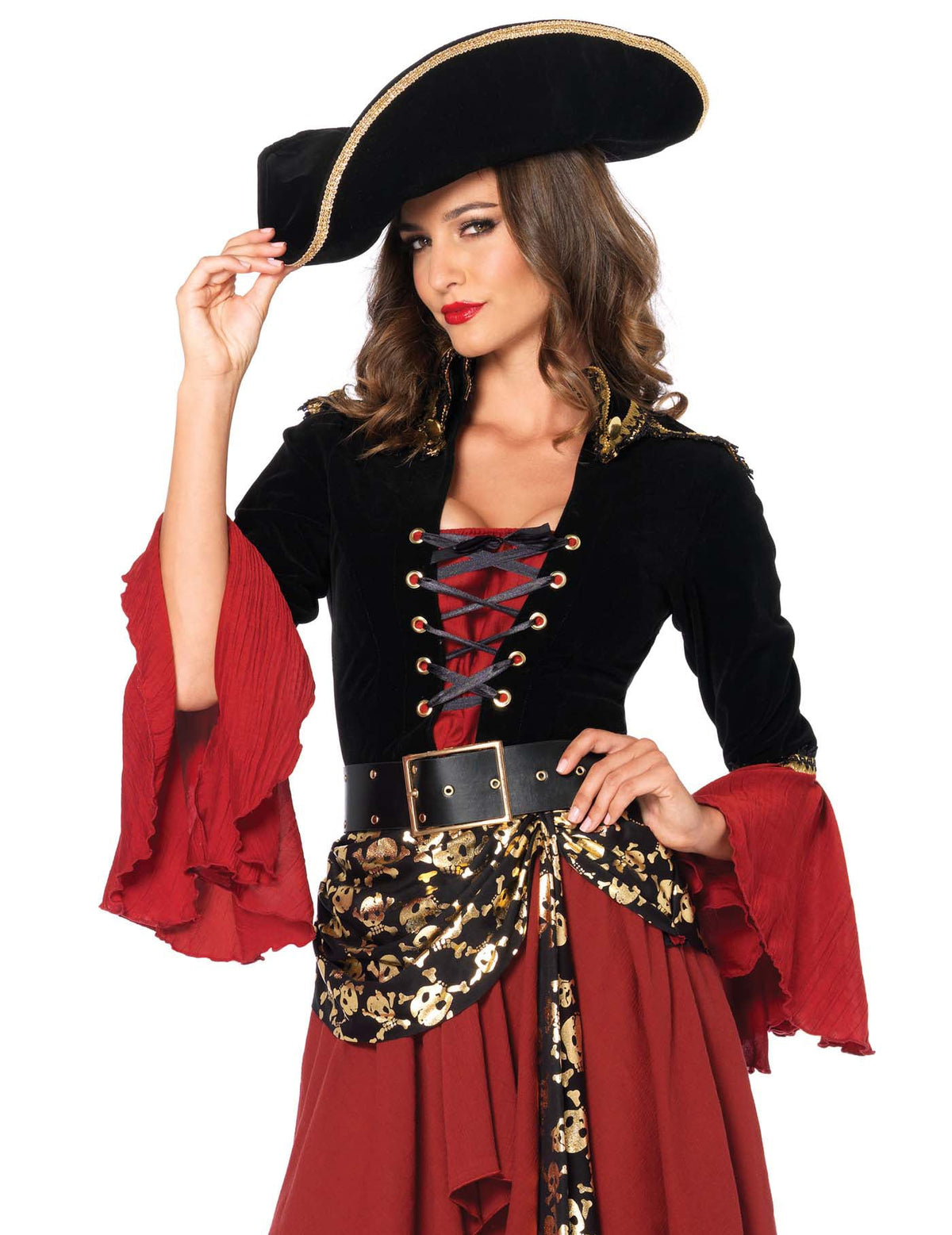 Gros plan sur le buste et le chapeau du déguisement de pirate à motifs dorés pour femme