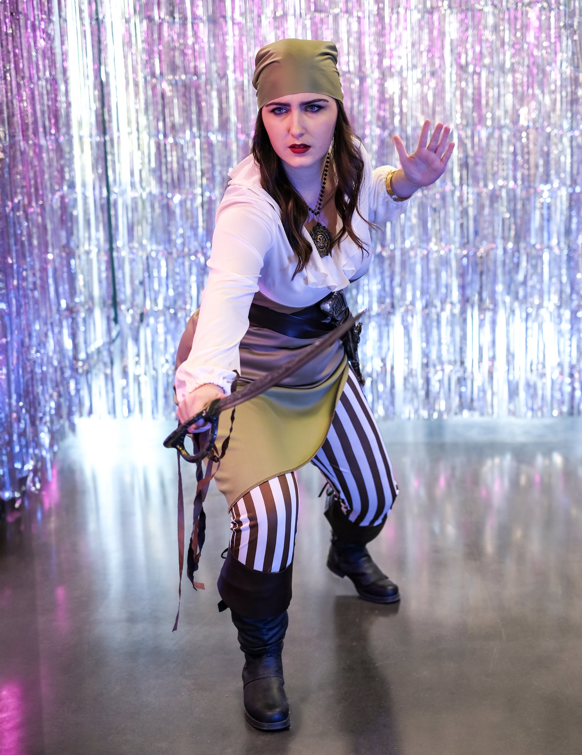 Mise en situation avec sabre du déguisement de pirate pour femme