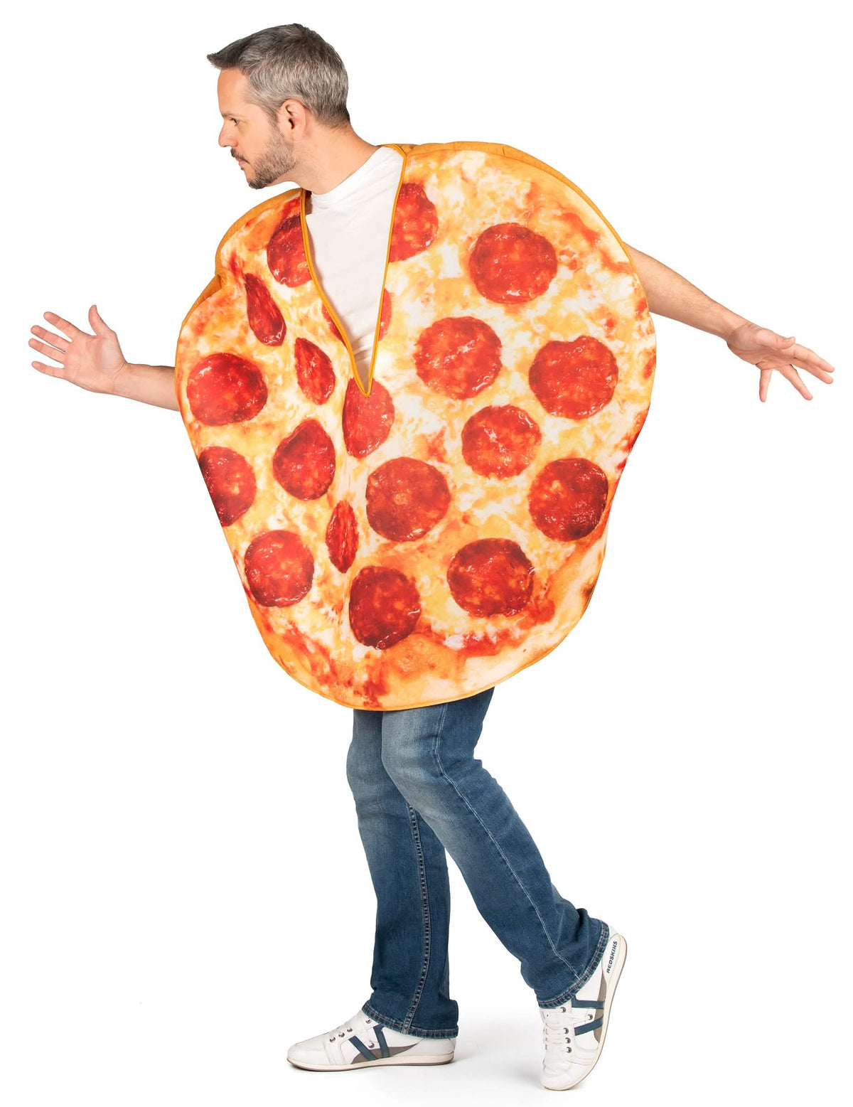 Pogled sa strane na kostim pizza za odrasli s feferonima