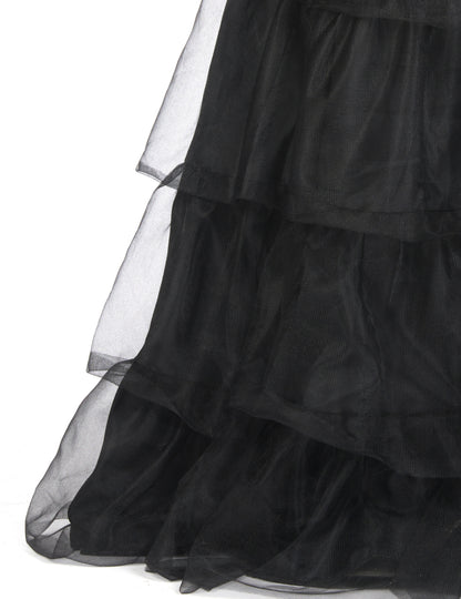 Détail des volants en tulle du déguisement robe de bal gothique