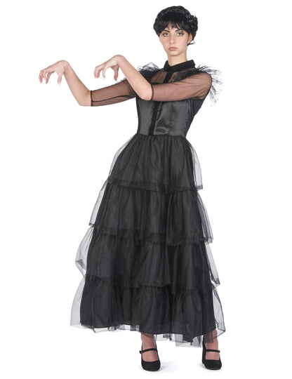 Pose de danse du déguisement robe de bal gothique