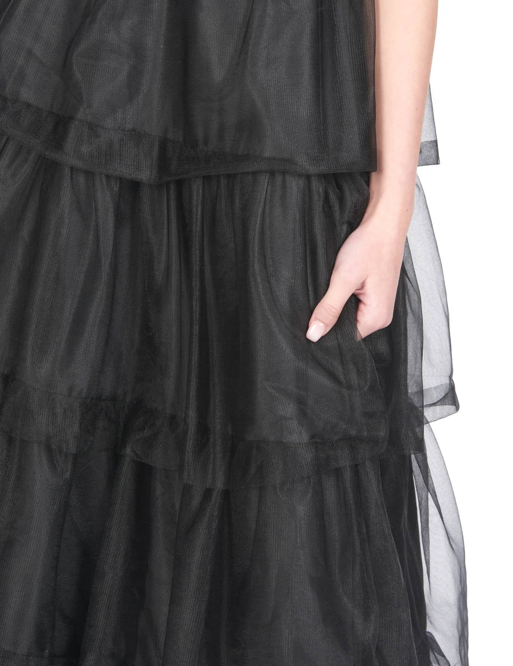 Détail des volants en tulle du déguisement robe de bal gothique