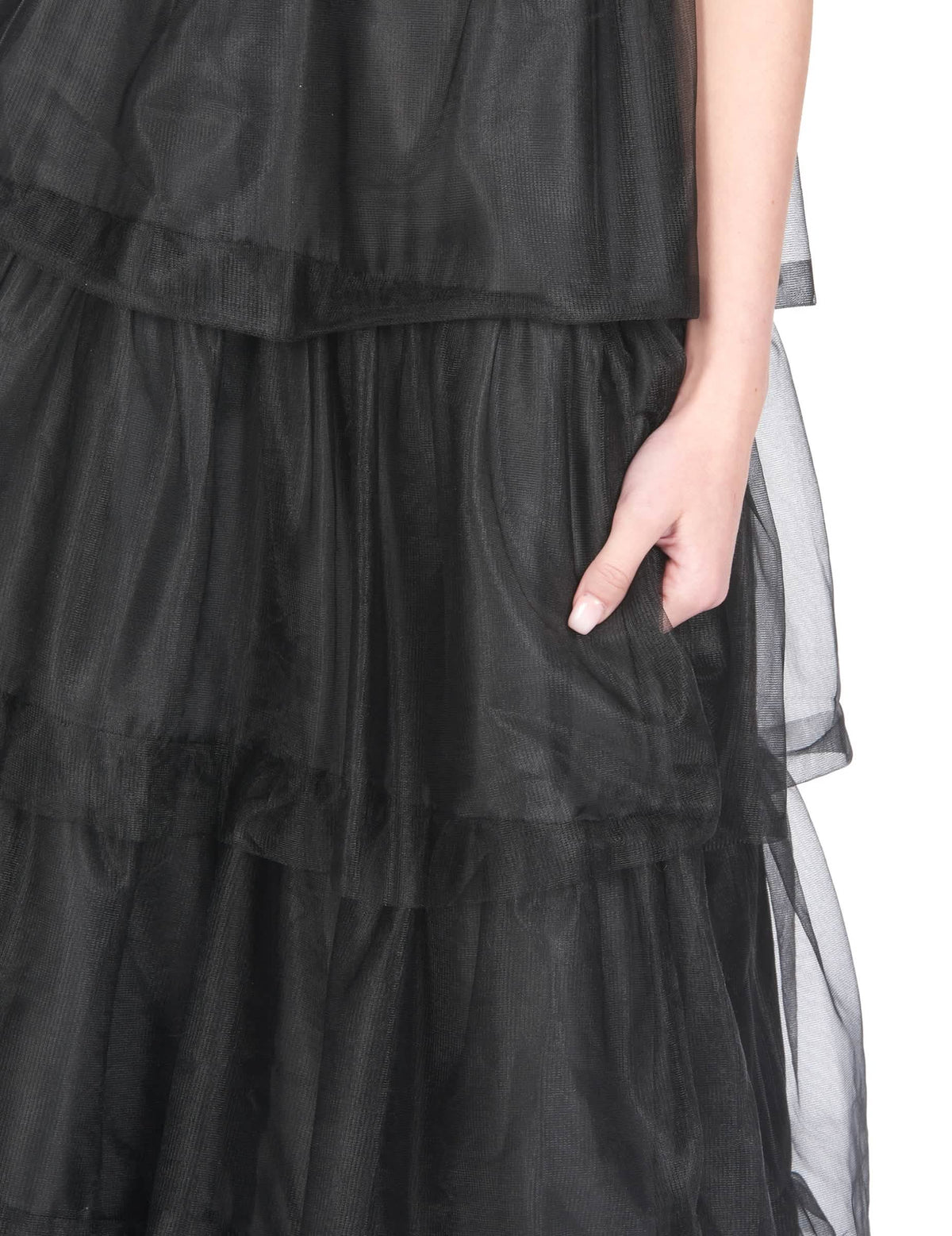 Détail des volants en tulle du déguisement robe de bal gothique