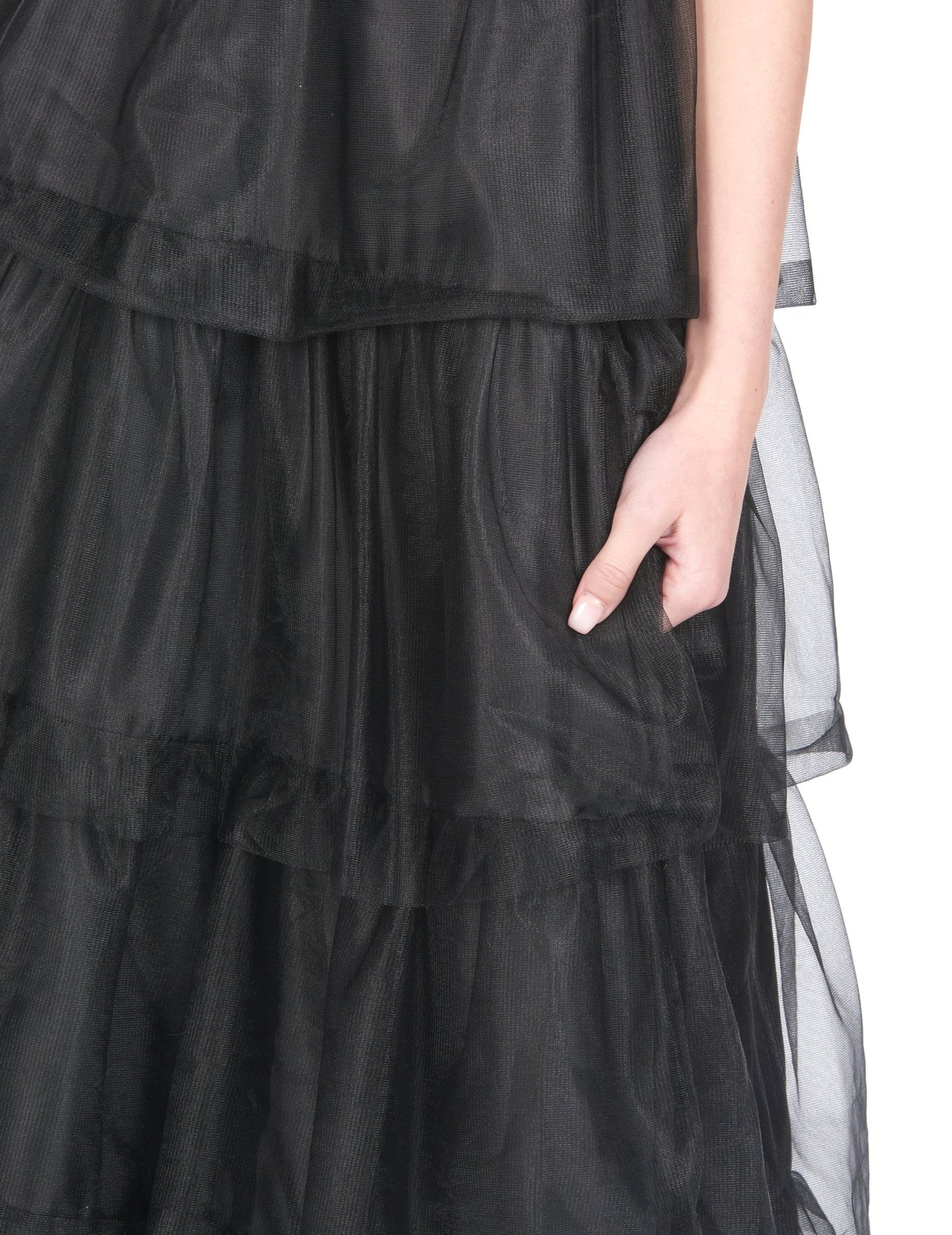 Détail du tissu et des volants en tulle du déguisement robe de bal gothique