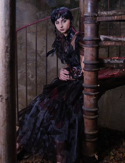 Mise en situation du déguisement robe de bal Mercredi Addams™