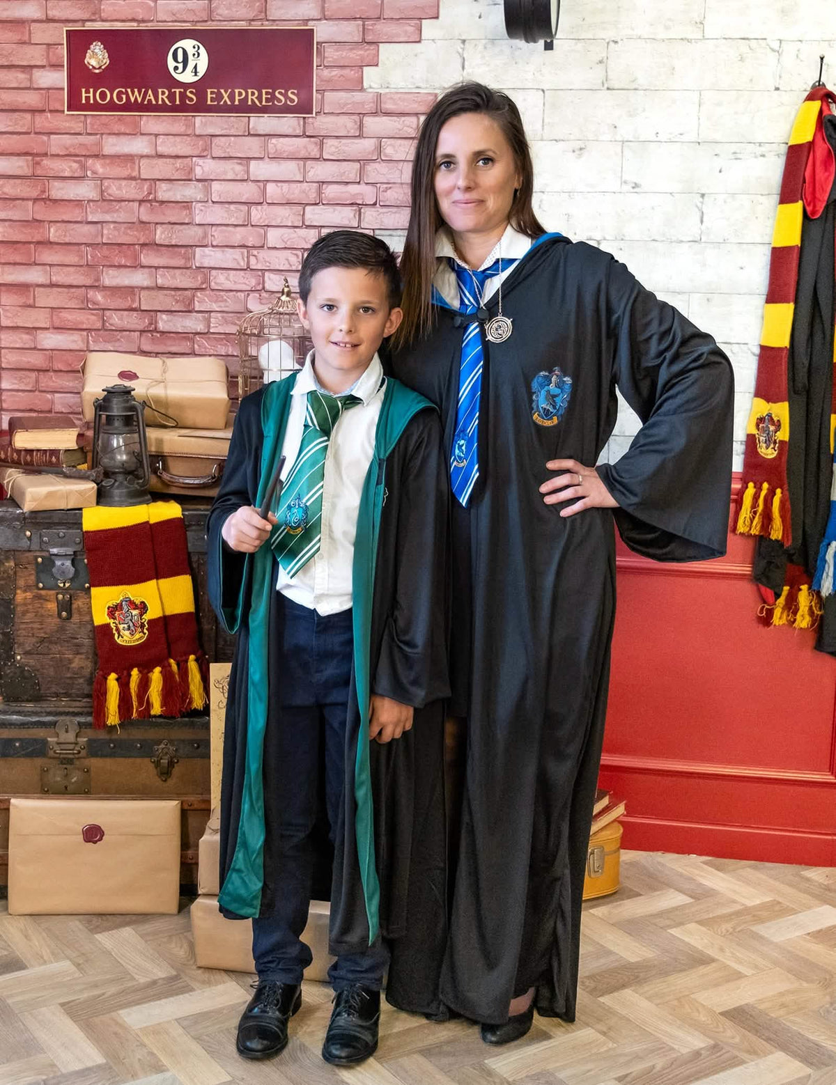 Poziranje u kostimu haljine čarobnjaka Ravenclaw Harry Potter™