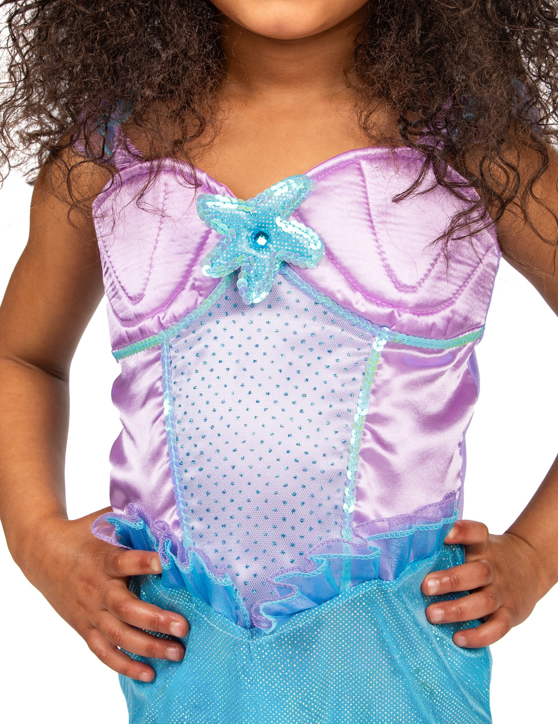 Detalj morske zvijezde i šljokica na bustieru kostima sirene djevojčice