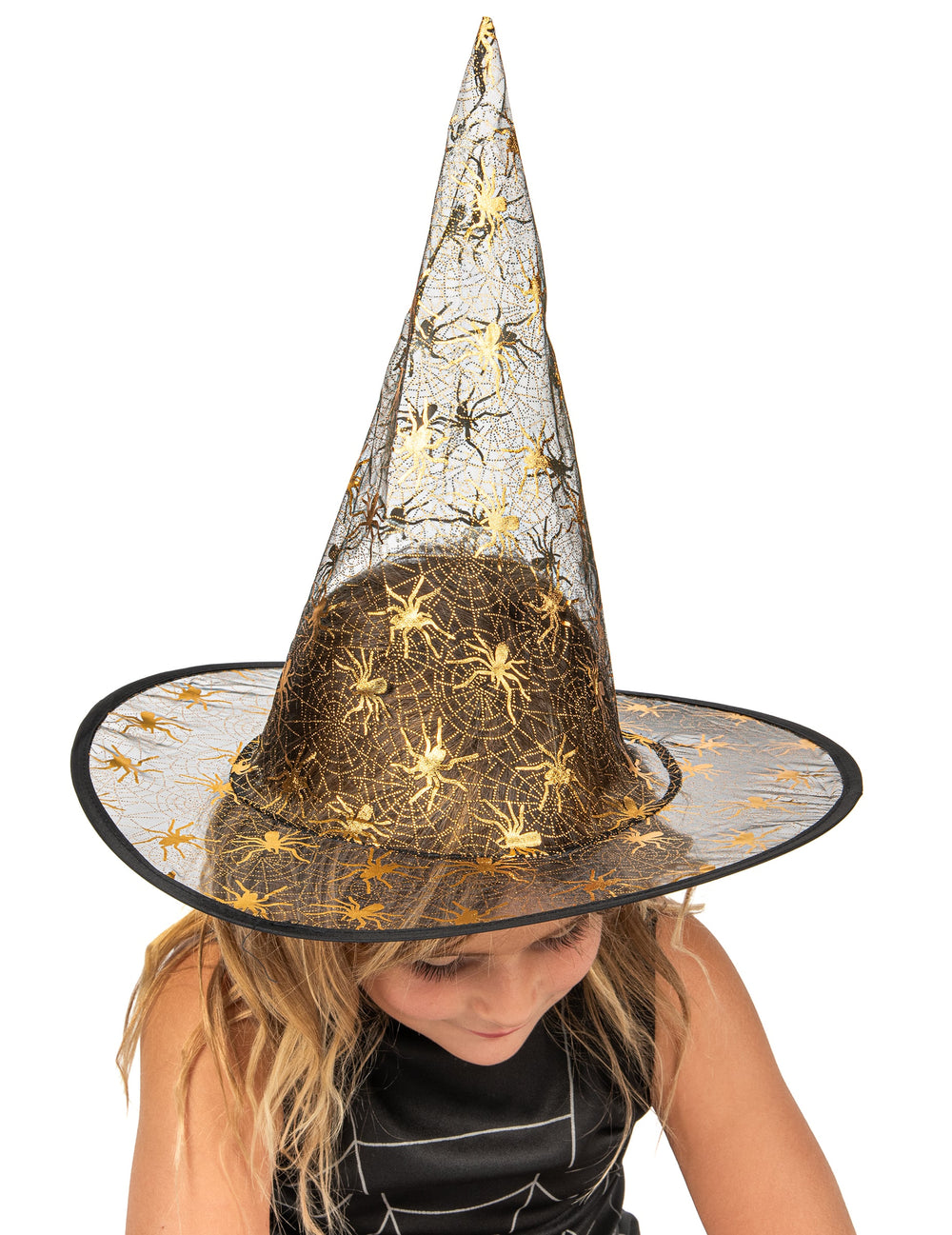 Gros plan sur le chapeau à motifs d'araignées dorées du déguisement de sorcière avec chapeau pour fille