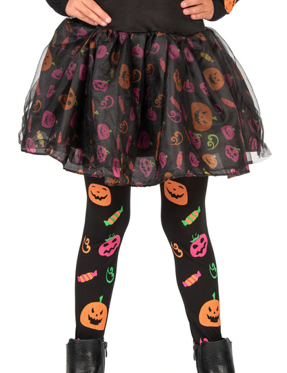 Djevojka s kostimom od bundeve vještica