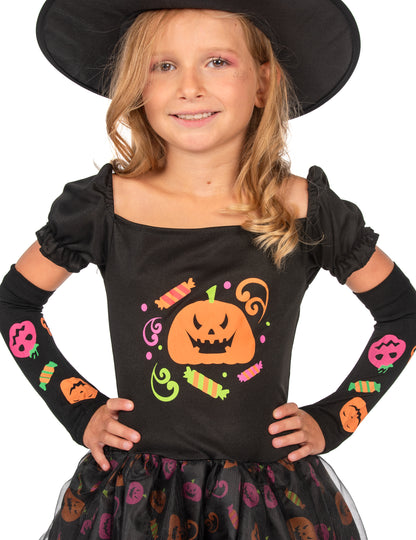 Djevojka s kostimom od bundeve vještica