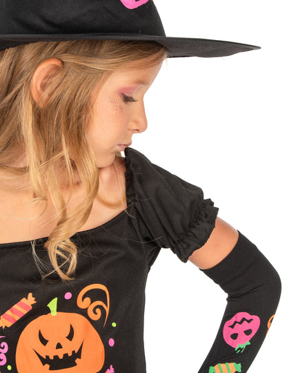 Djevojka s kostimom od bundeve vještica