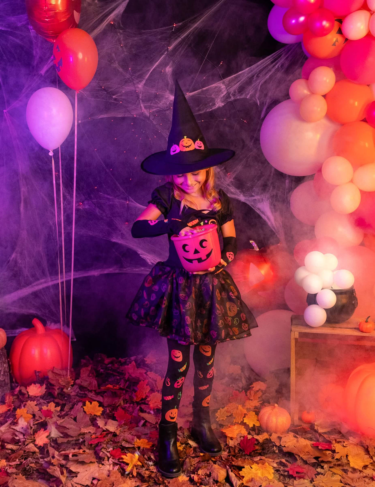 Scena u halloween dekoru kostima vještice bundeva