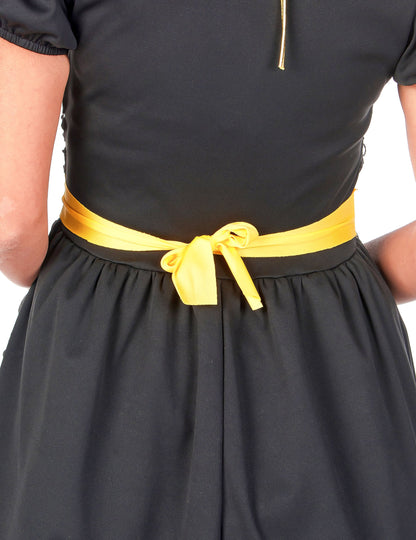 Détail du noeud jaune à la taille du déguisement sorcière diabolique