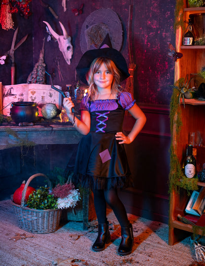 Violet vještica prerušava se s djevojkom šeširom