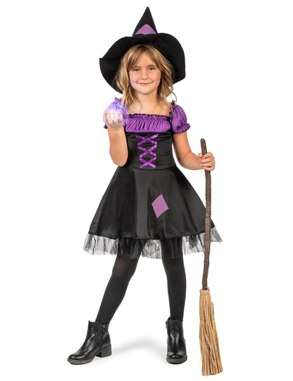 Violet vještica prerušava se s djevojkom šeširom