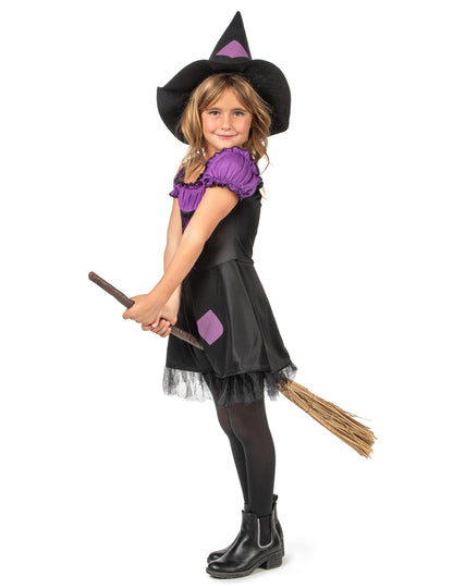 Violet vještica prerušava se s djevojkom šeširom