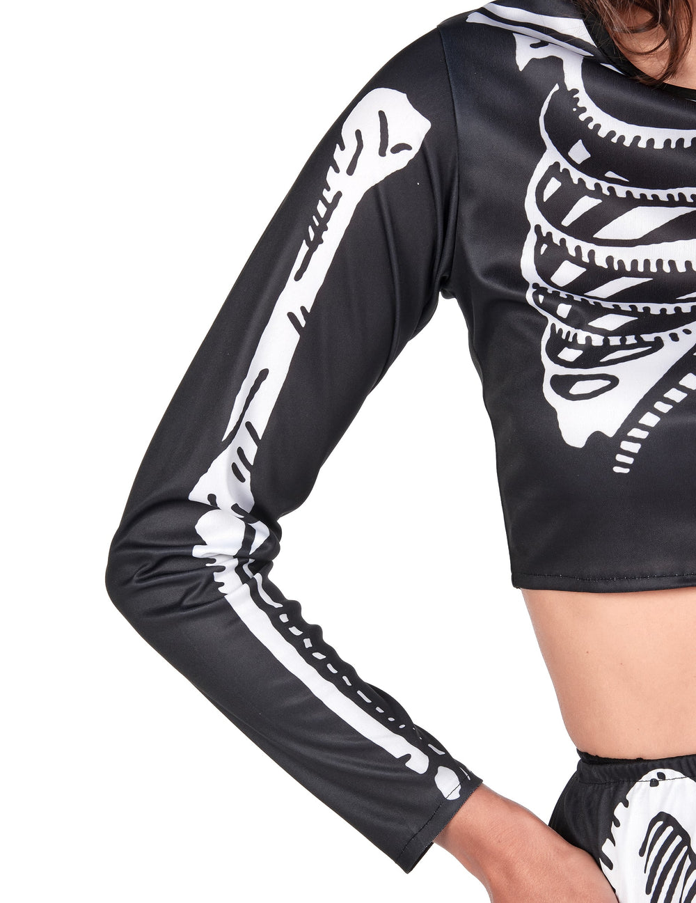 Détail de l'imprimé sur le bras du déguisement de squelette crop top