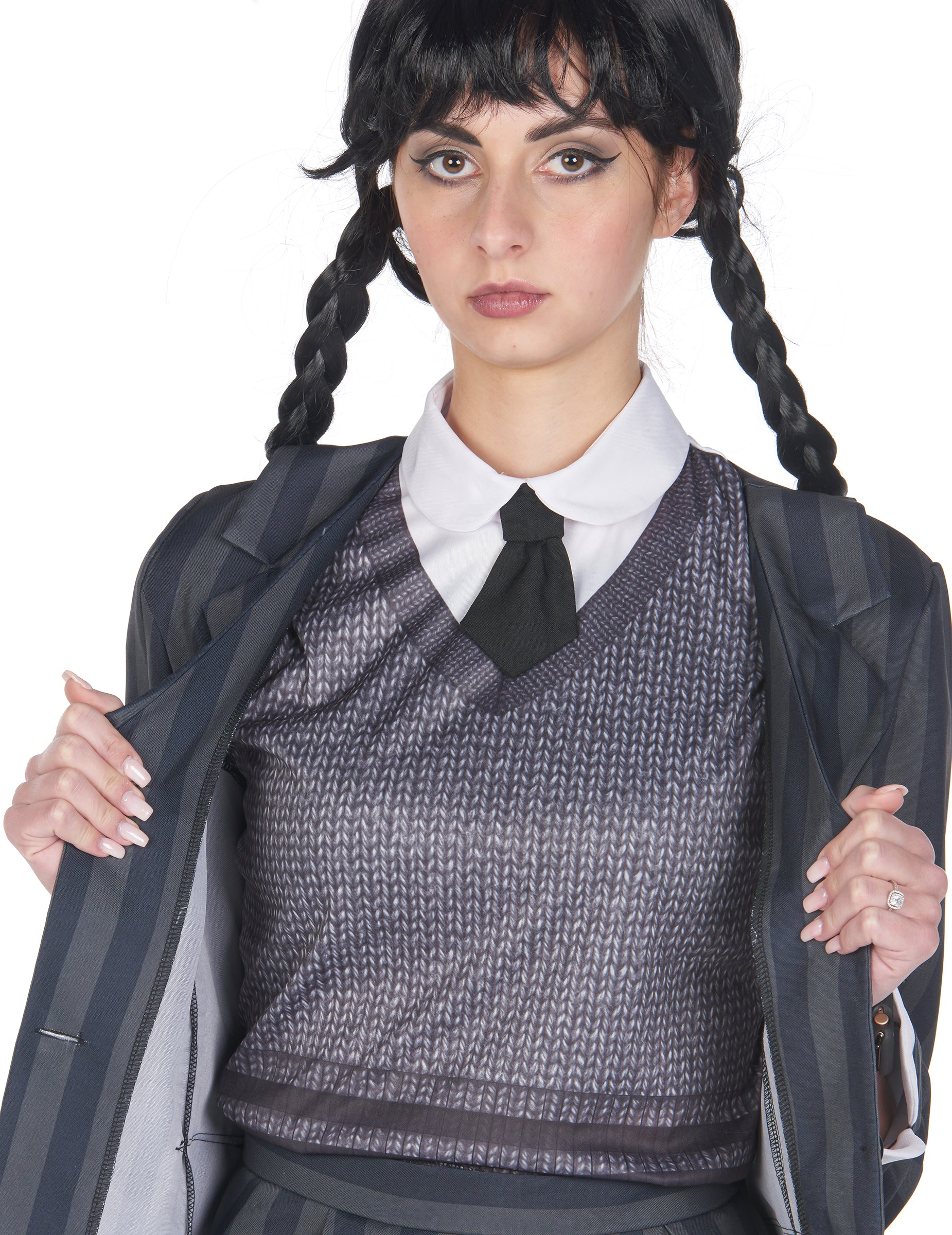 Gros plan sur le haut du déguisement uniforme scolaire gothique