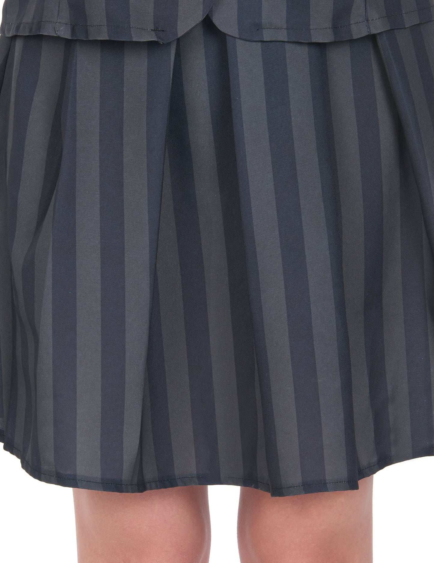 Détail de la jupe à rayures du déguisement uniforme scolaire gothique