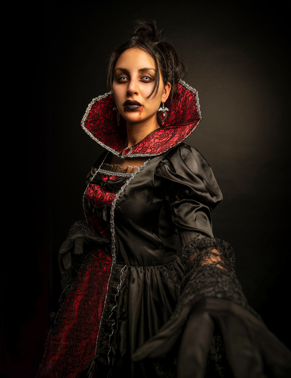 Vue de face du déguisement vampire baroque luxe pour femme