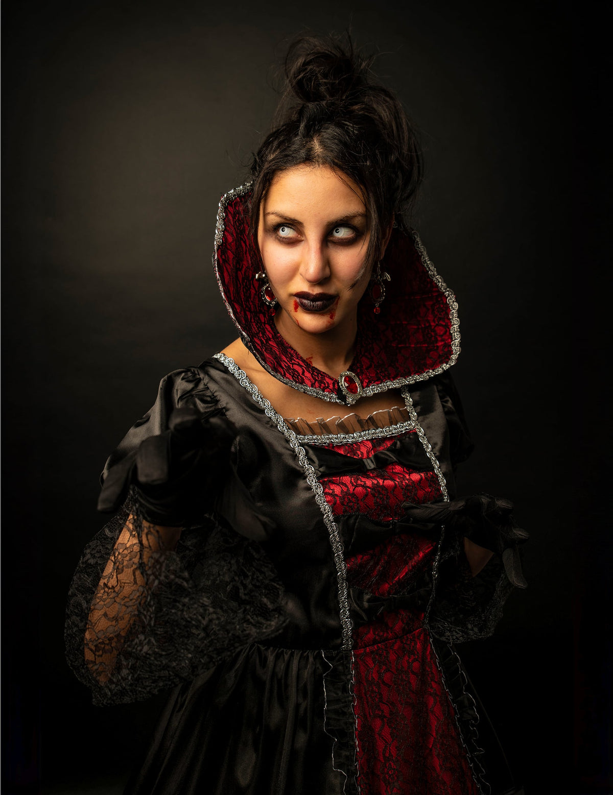 Détail du maquillage et des manches du déguisement vampire baroque luxe pour femme