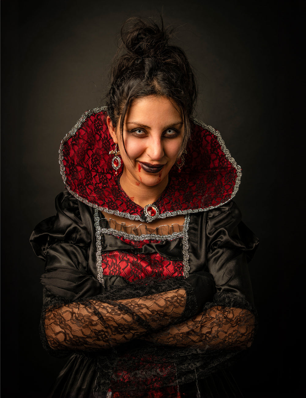 Gros plan sur le col et le bustier du déguisement vampire baroque luxe pour femme
